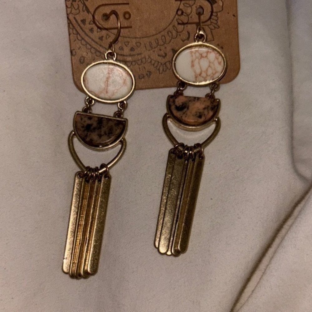 AGENDA
ATOLE STATEMENT EARRINGS
Gold and Brown Dangle Earrings